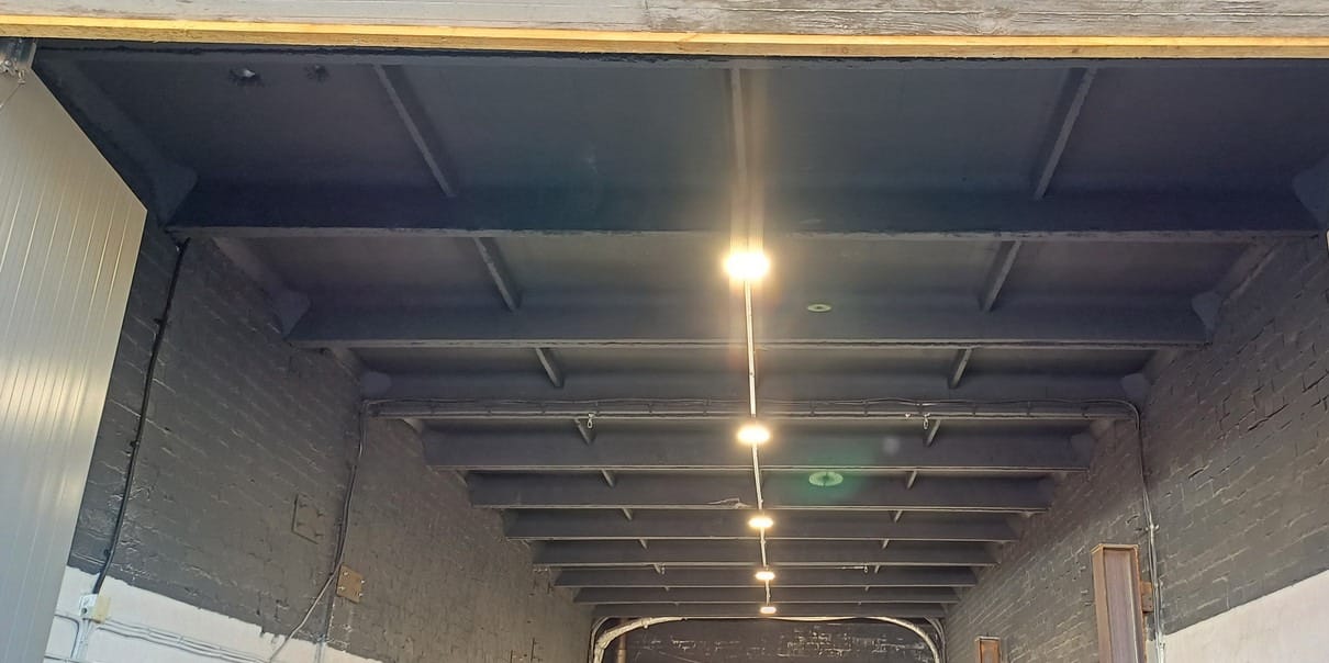 Šviestuvai angaro lubose